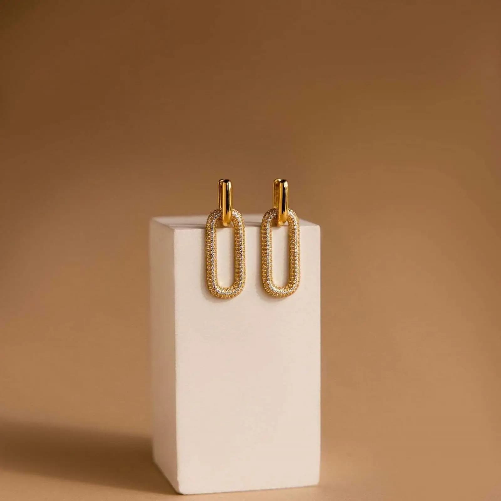 Orecchini da donna in rame placcato oro 18 carati con design ovale di lusso leggero Vintage, regalo di gioielli per feste con zirconi fini alla moda.