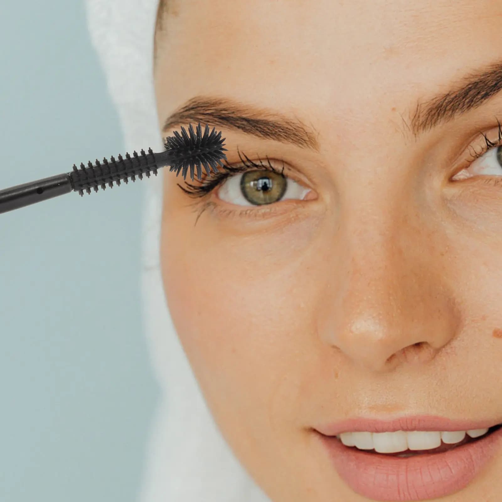 100 Disposable Applied Parts for Mascara and Eyebrow, Travel Makeup Brushes, Easy to Transport