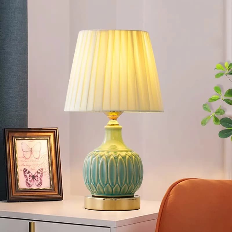 Lampada da scrivania in ceramica americana Semplice e moderna Luce di lusso Calda camera da letto Lampade da comodino Decorazione d'interni nordica Apparecchio di illuminazione E27