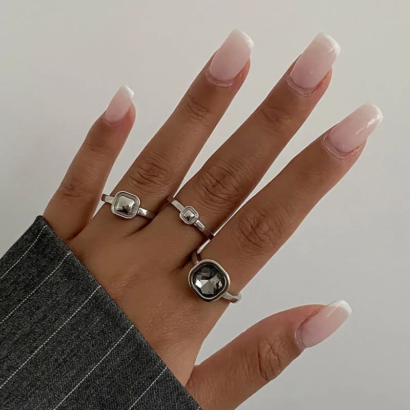 Anello geometrico di cristallo grigio di moda da donna Design Anelli di barretta quadrati di colore argento Zircone asimmetrico Regali di gioielli da indossare ogni giorno