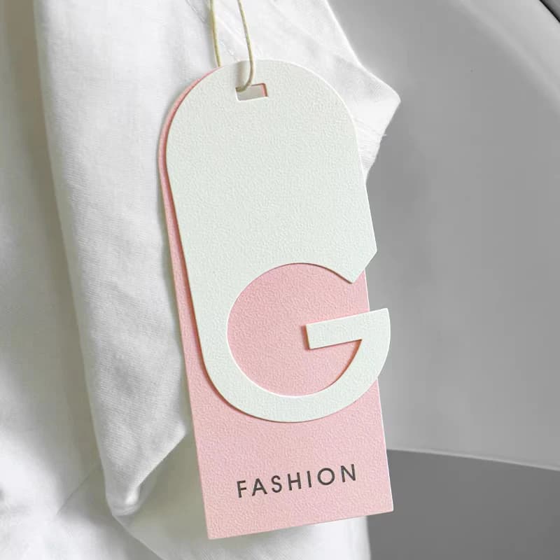 Personalizzazione dei nuovi negozi di abbigliamento per bambini e donne Etichette per indumenti in carta Etichette per indumenti Carte di design con logo e disegni freschi scavati