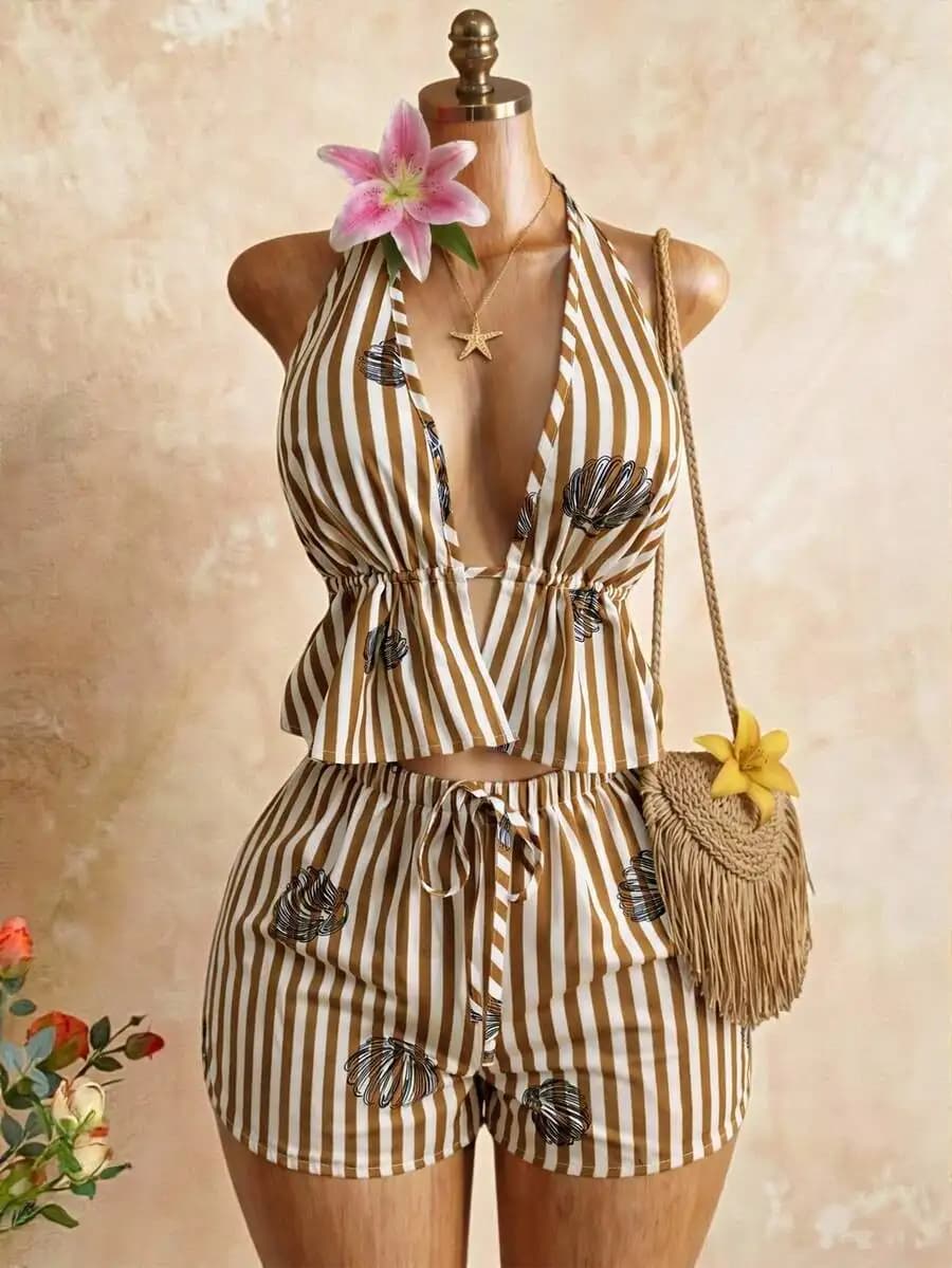 Set da donna con top a righe bianche e kaki con scollo a V profondo e cintura con laccetti e pantaloncini da spiaggia con coulisse in vita