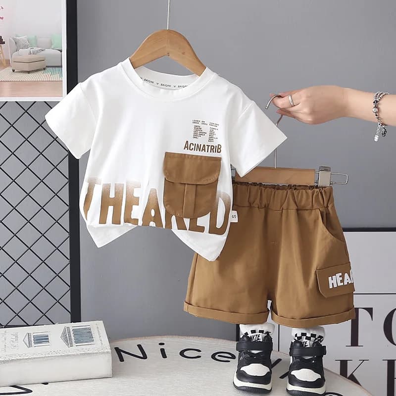 Completo Estivo per Bambini 2026 Nuovo Set Casual da Bambino con T-shirt a Maniche Corte con Tasca e Scritta e Pantaloncini - Completo Due Pezzi per Bambini