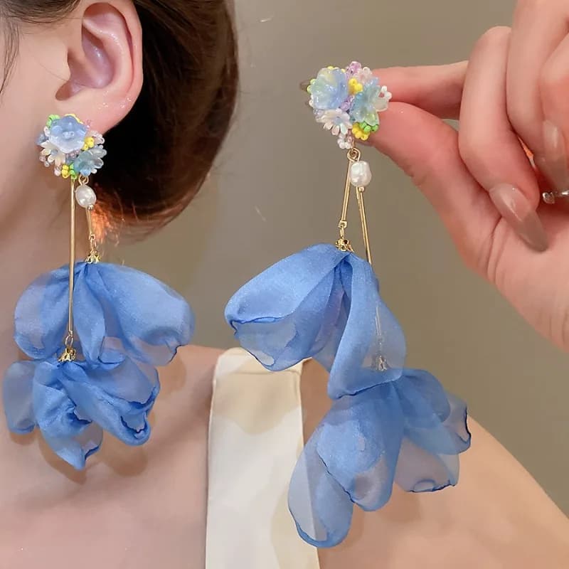 Orecchini pendenti con fiori in chiffon di resina blu per le donne Vacanza al mare Parabrezza Perline Orecchino lungo Gioielli di moda freschi Out B1
