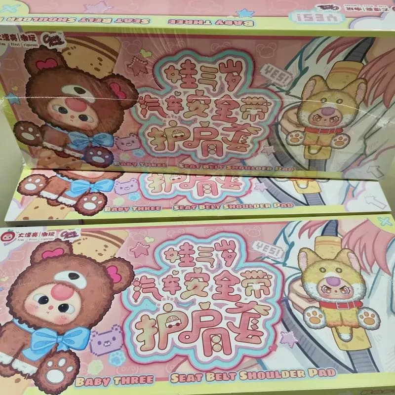 Scatola a Sorpresa con Tre Peluche Morbidi a Forma di Bambino, Simpatico Giocattolo di Peluche, Cuscinetto per Cintura di Sicurezza Auto, Giocattolo Trendy e Squisito per Bambini e Bambine