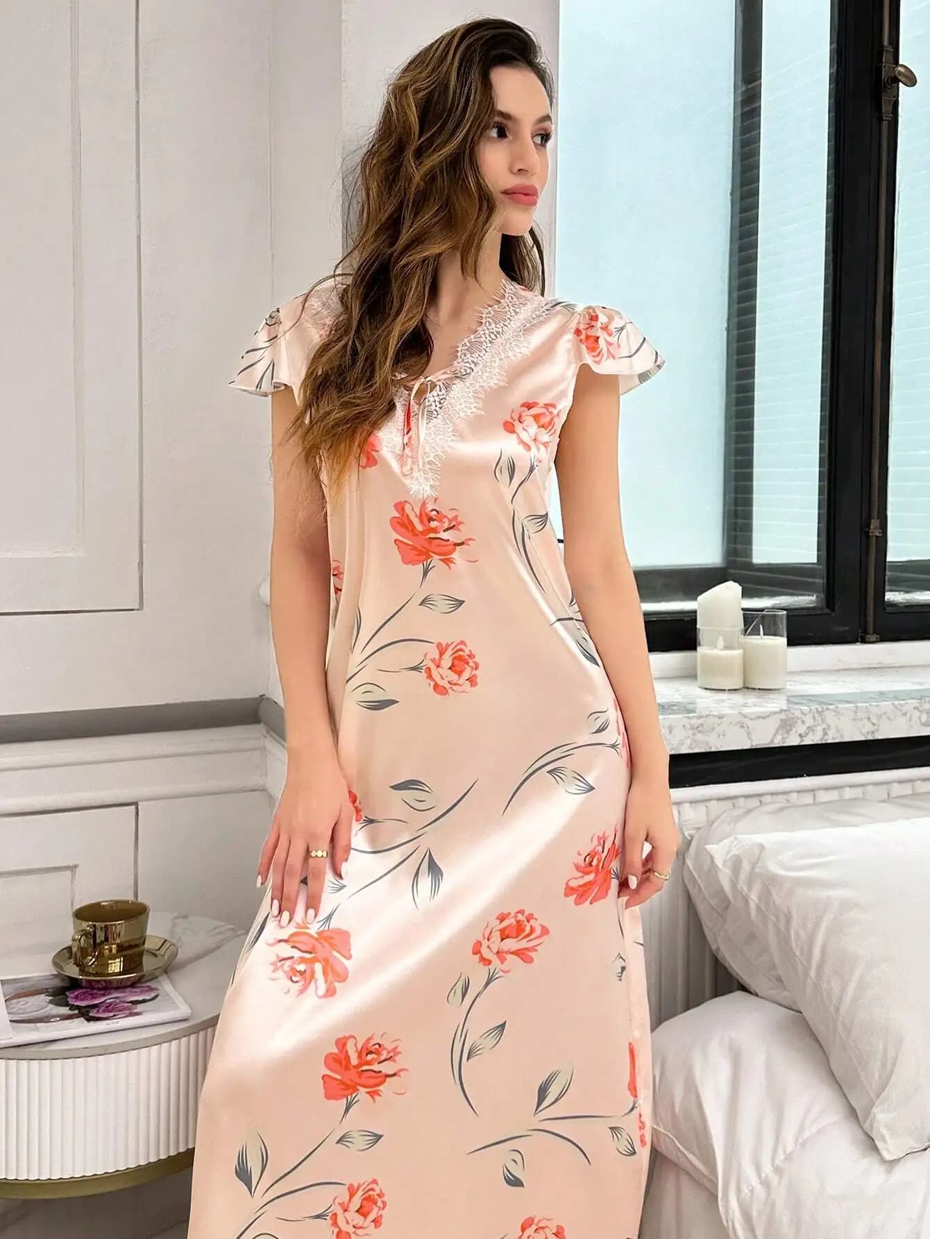 Camicia da notte da donna in raso con stampa floreale e scollo a V con finiture in pizzo