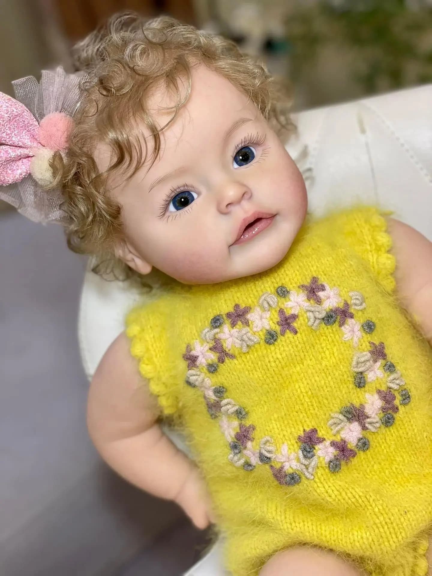 Bambole Reborn SUESUE da 60 CM, Bambola Realistica con Capelli Ricci, Corpo in Silicone Morbido e Tessuto, Giocattolo per Bambini, Regalo di Compleanno e Natale