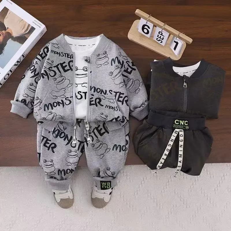 Set primaverile e autunnale da ragazzo Cappotto per il tempo libero occidentale per bambini di nuovo stile + T-shirt + pantaloni Set da tre pezzi Completi per bambini