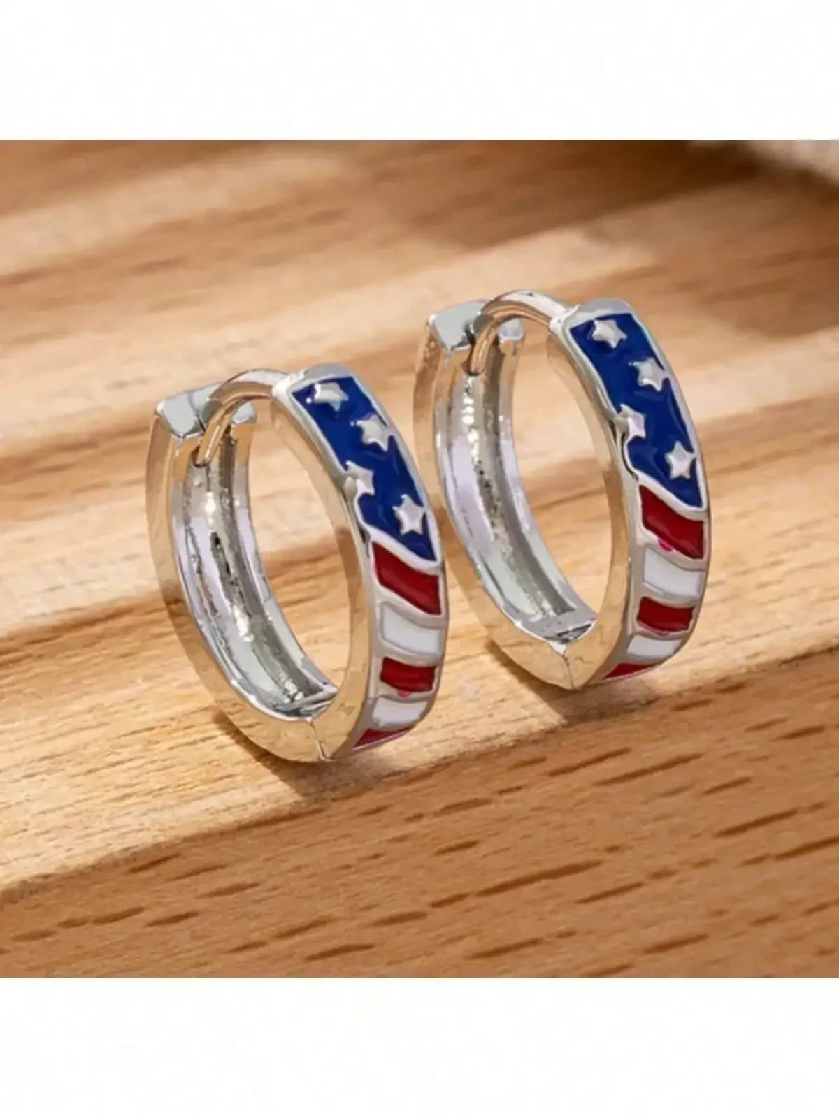 Un paio unico di orecchini in smalto colorato con un design della bandiera americana. Orecchini eleganti adatti sia per uomini che per donne.