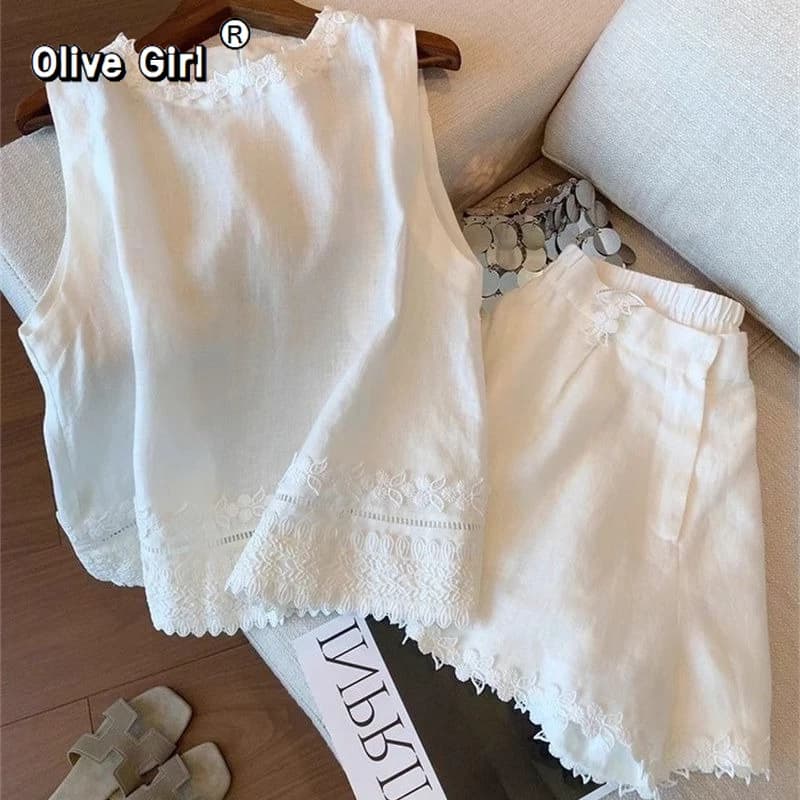 T-shirt senza maniche da ragazza Olive Pantaloncini ricamati in pizzo dolce bianco alla moda Set pantaloncini senza maniche larghi estate 2026