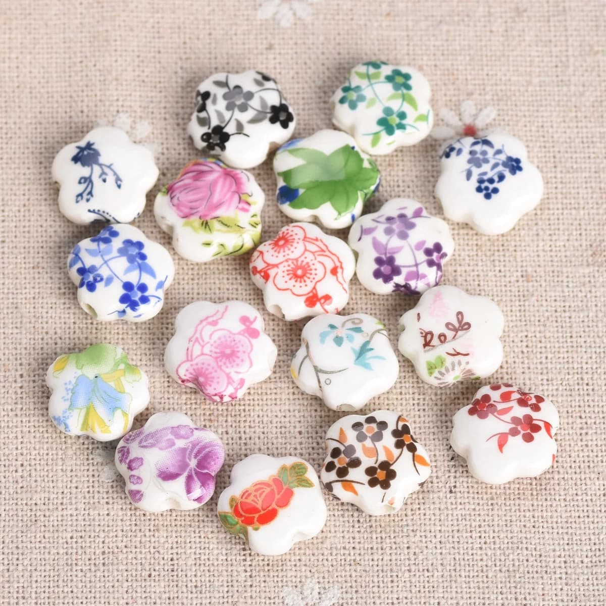 10 pezzi di perline in ceramica e porcellana a forma di fiore da 15 mm, per creazione di gioielli fai da te.