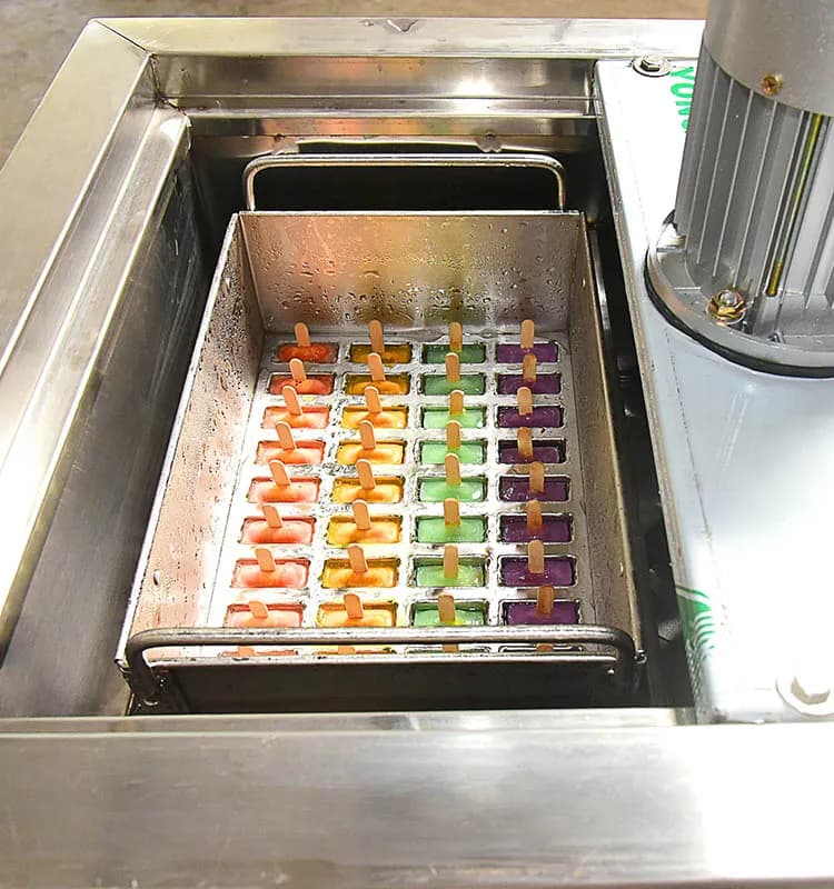 Macchina per ghiaccioli commerciale a stampo singolo Nuova utilizzata per la produzione di ghiaccioli per lecca-lecca per gelato Acqua Latte Frutta Noci Nutriente
