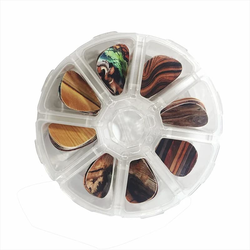 Set di plettri per chitarra in scatola da 50 pezzi. Tre spessori misti - Realizzato in PVC con scatola portaoggetti a 8 celle - Accessorio per strumenti musicali