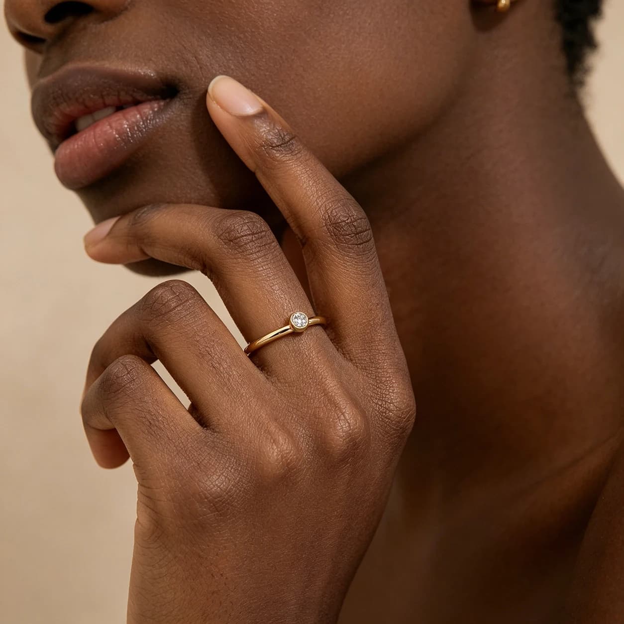 Anello Minimalista con Zirconi CZ per Donne, Placcato Oro, Design Francese Estetico