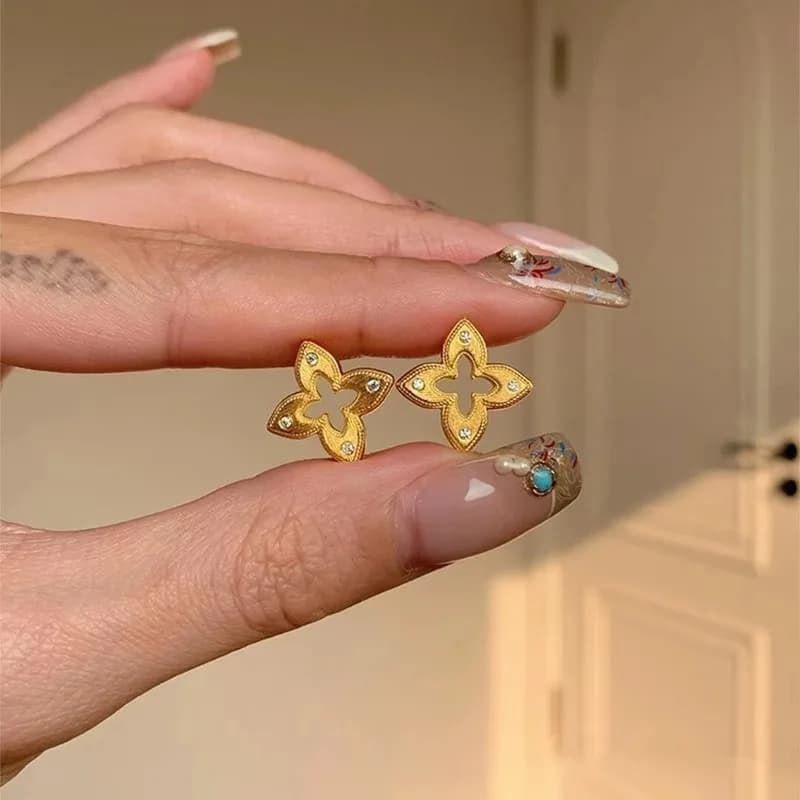 Stunning vintage earrings studded with brushed diamonds by woman, lightweight luxury of high niche band, versatile and unique, new earrings 2025