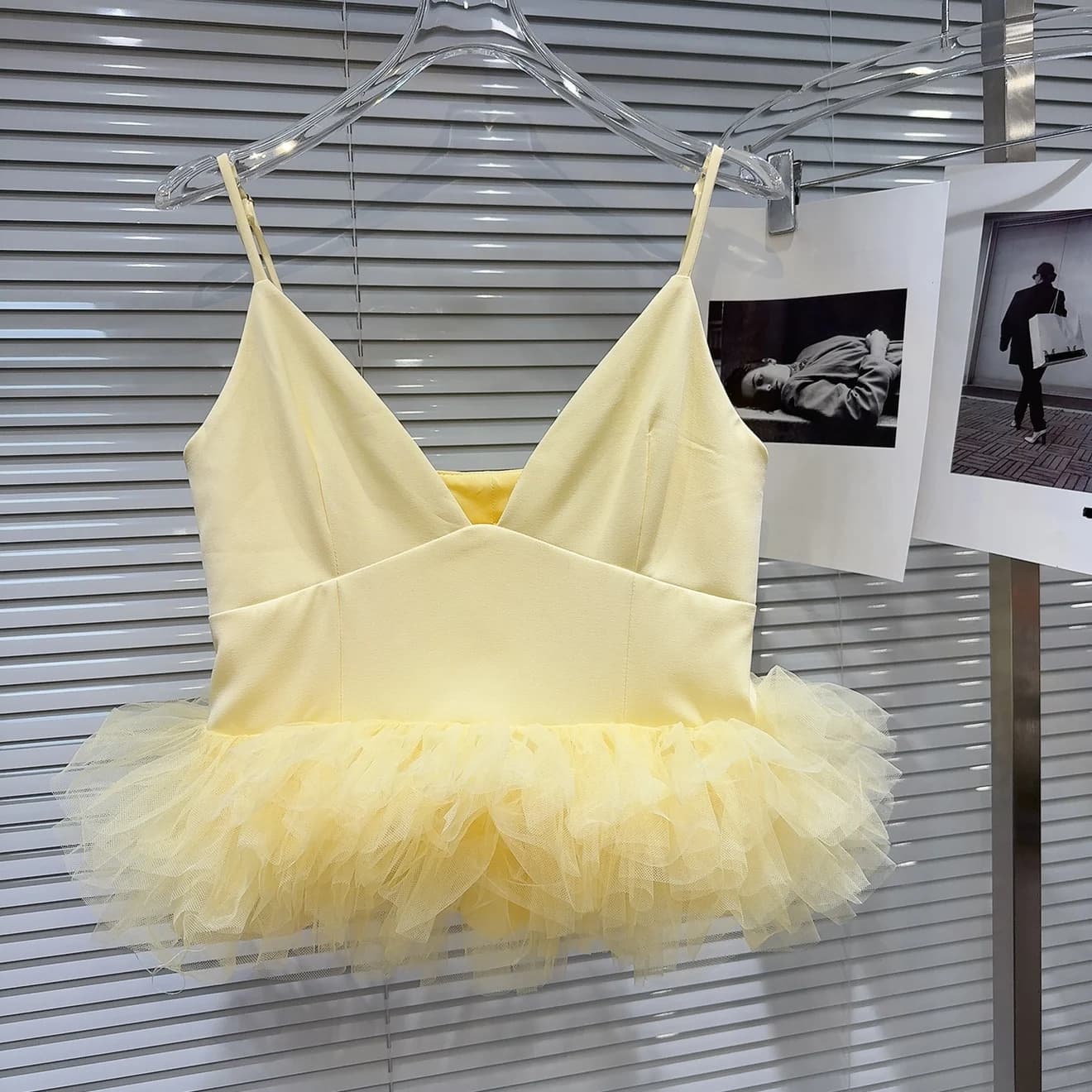 2025 Estate Nuovo dolce scollo a V pieghettato orlo a rete pendolo splicing design senza schienale fionda canotta per le donne top giallo per ballare