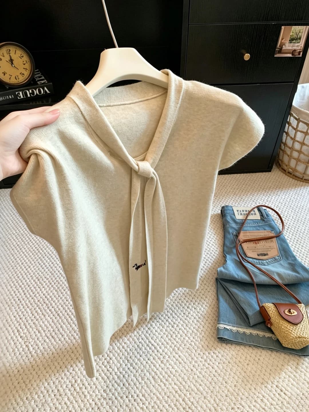Elegant Embroidered Dog Collar V-Neck Knitwear Short Sleeve Women's Fashion Early Autumn Versatile Stylish Korean Style Top