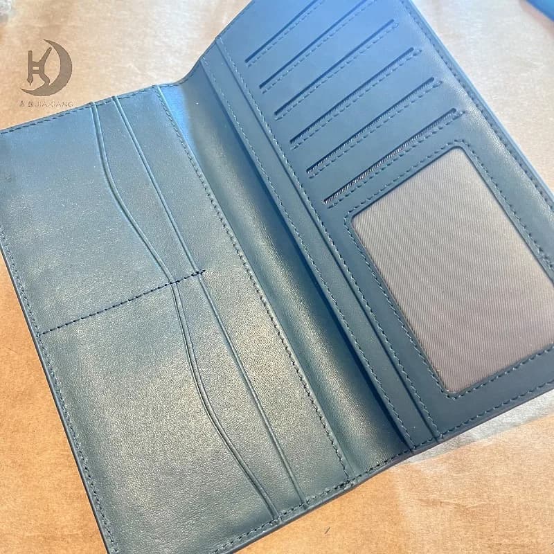 THE MASONIC COLLECTION Porta Passaporto/Carte - Custodia da Viaggio in Vera Pelle Blu Scuro - Portafoglio da Viaggio con Gancio e Bussola Incisi