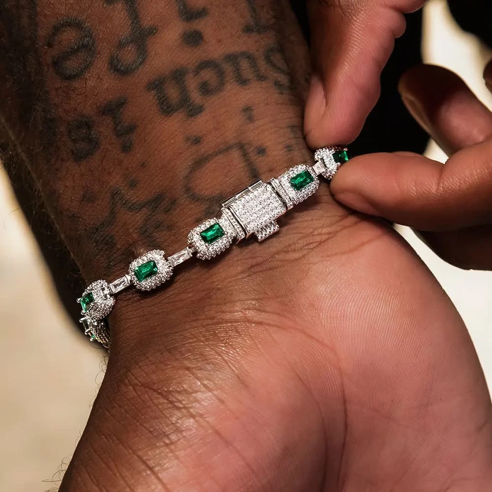 ESKEEM Gioielli di moda Bracciale con diamanti tagliati a cuscino con smeraldi ghiacciati Bracciale da donna con zirconi baguette verdi intarsiati in oro bianco