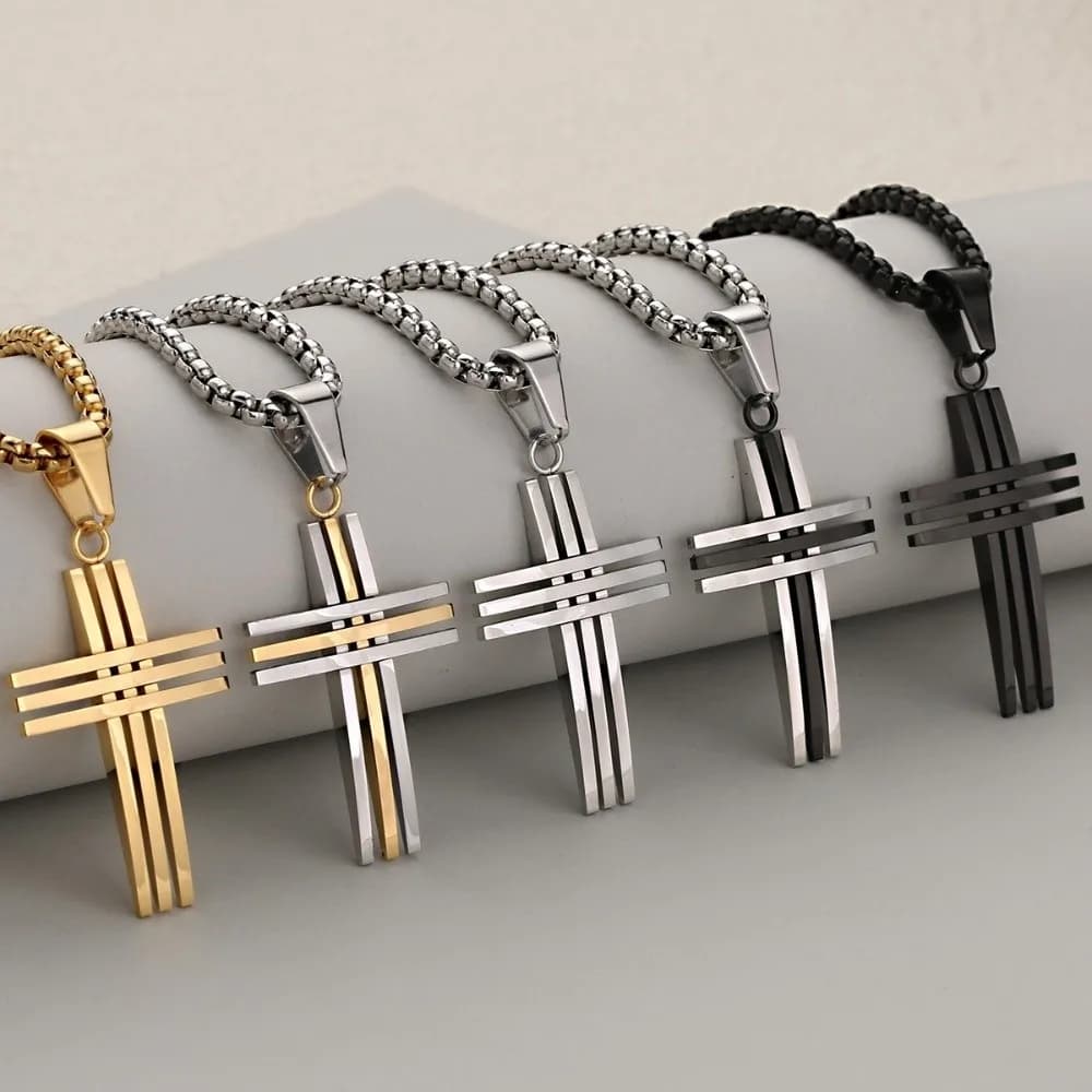 Collana con Ciondolo a Croce in Acciaio Inossidabile di Tendenza, Catena in Metallo, Ciondolo Versatile con Linee Traforate, Gioiello da Collo per Donne