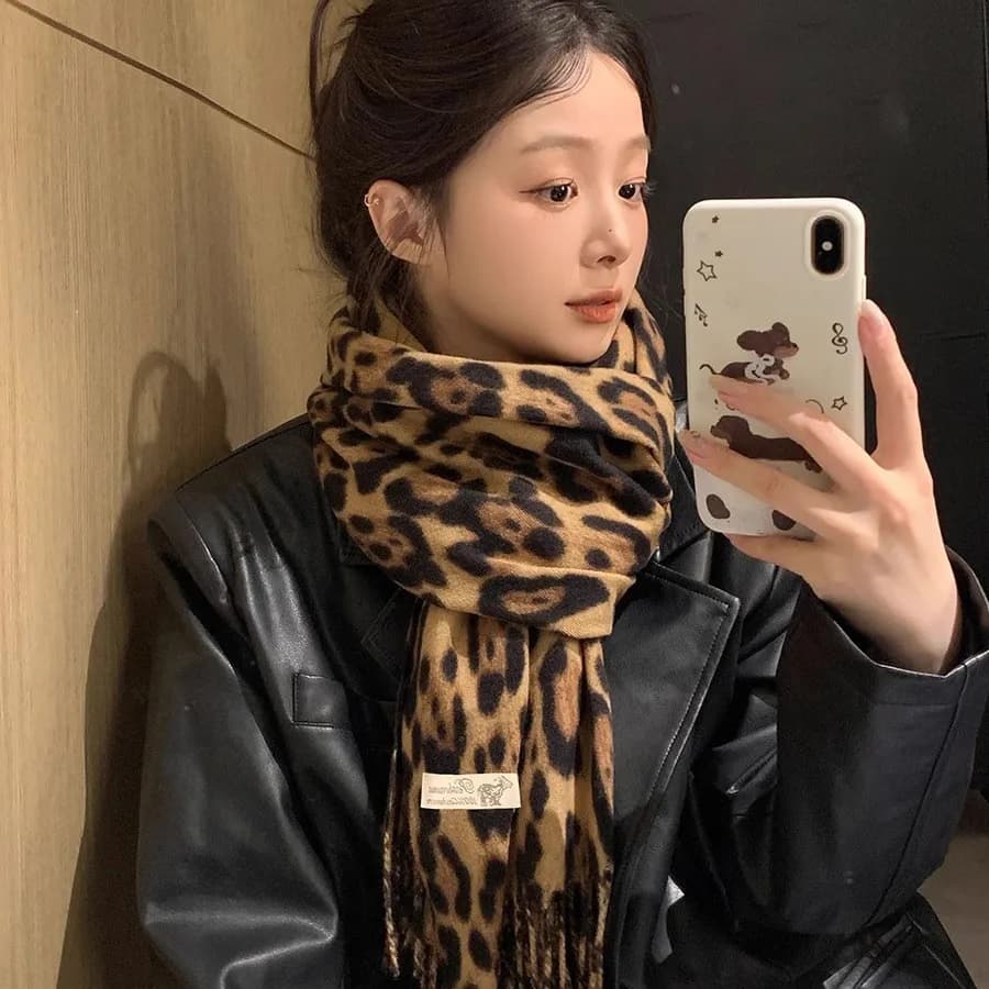 Imitation cashmere leopard print scarf women's autumn and winter thickened printed fringed shawl European and American versatile warm scarf