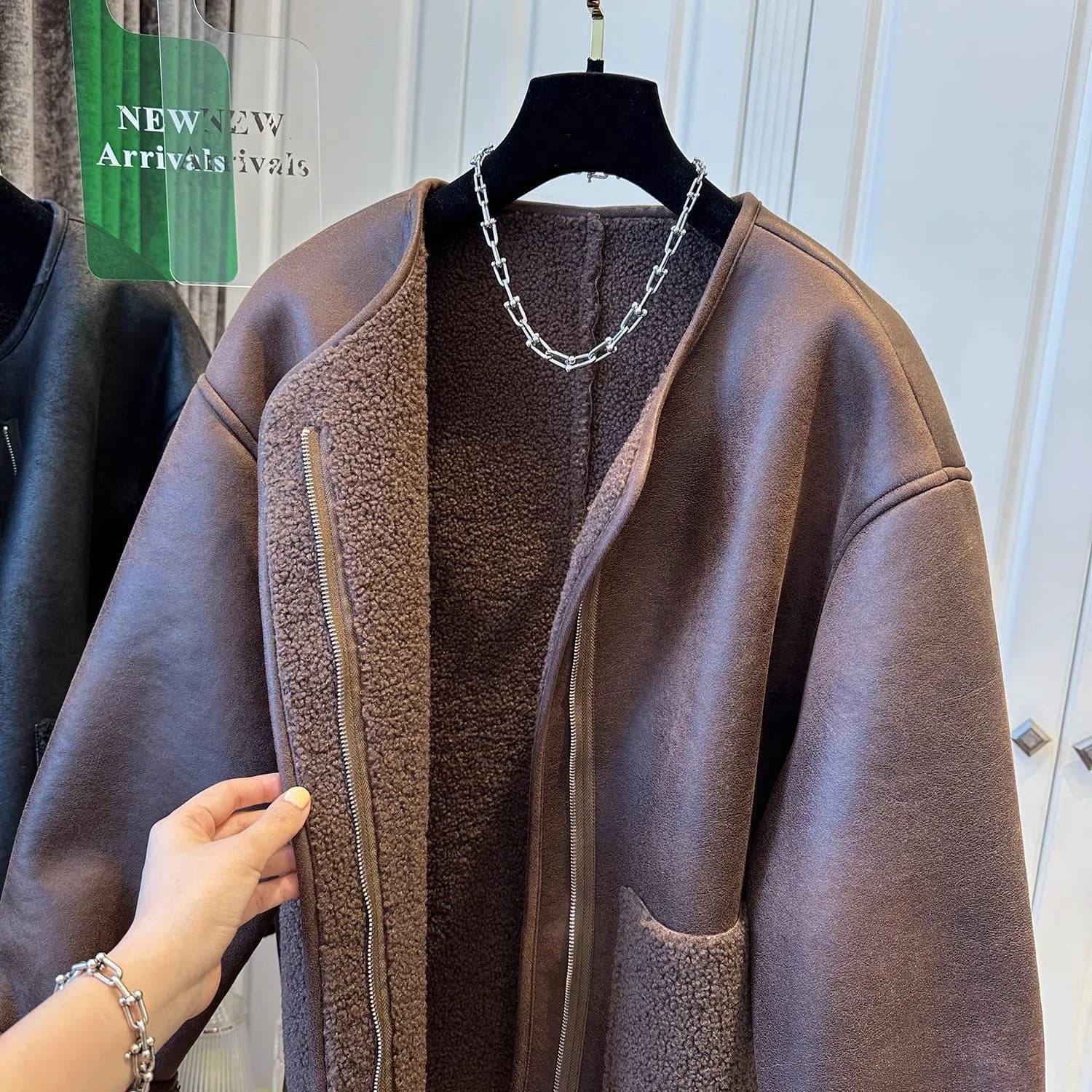 Giacca Elegante con Zip e Inserti in Pelle e Pelliccia, Collo Tondo, per Donna, Collezione Autunno Inverno 2026, Calda e Confortevole