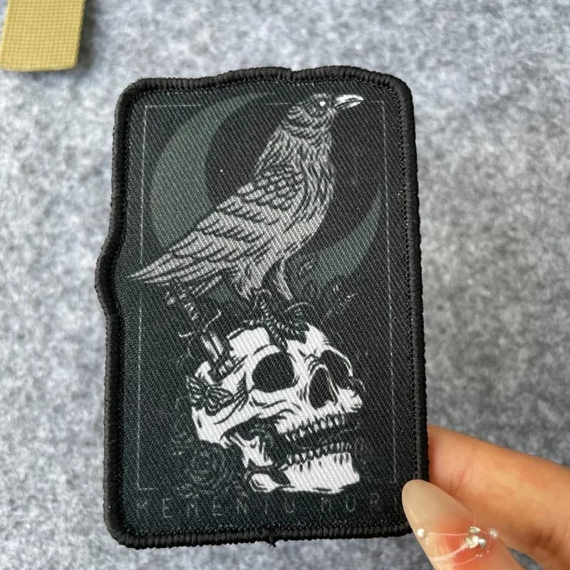 MEMENTO MORI Crow Patch Teschio Morale Distintivo Bracciale militare Toppe stampate con gancio e anello Adesivi per zaini per vestiti tattici