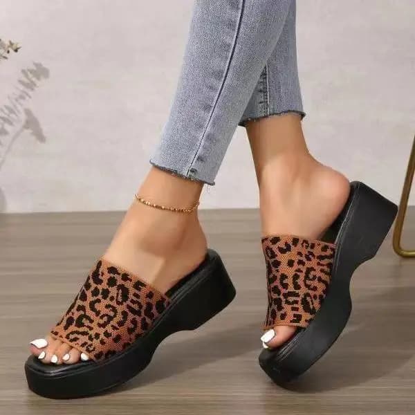 Commercio estero da donna di grandi dimensioni europee e americane transfrontaliere nuove pantofole con zeppa a un carattere e suola spessa