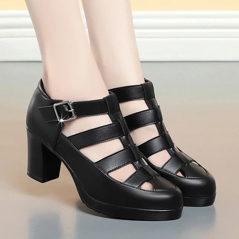 Scarpe con plateau a testa chiusa con ritaglio traspirante in morbida pelle 2024 Sandali gladiatore con tacco medio estivo per mamma in ufficio