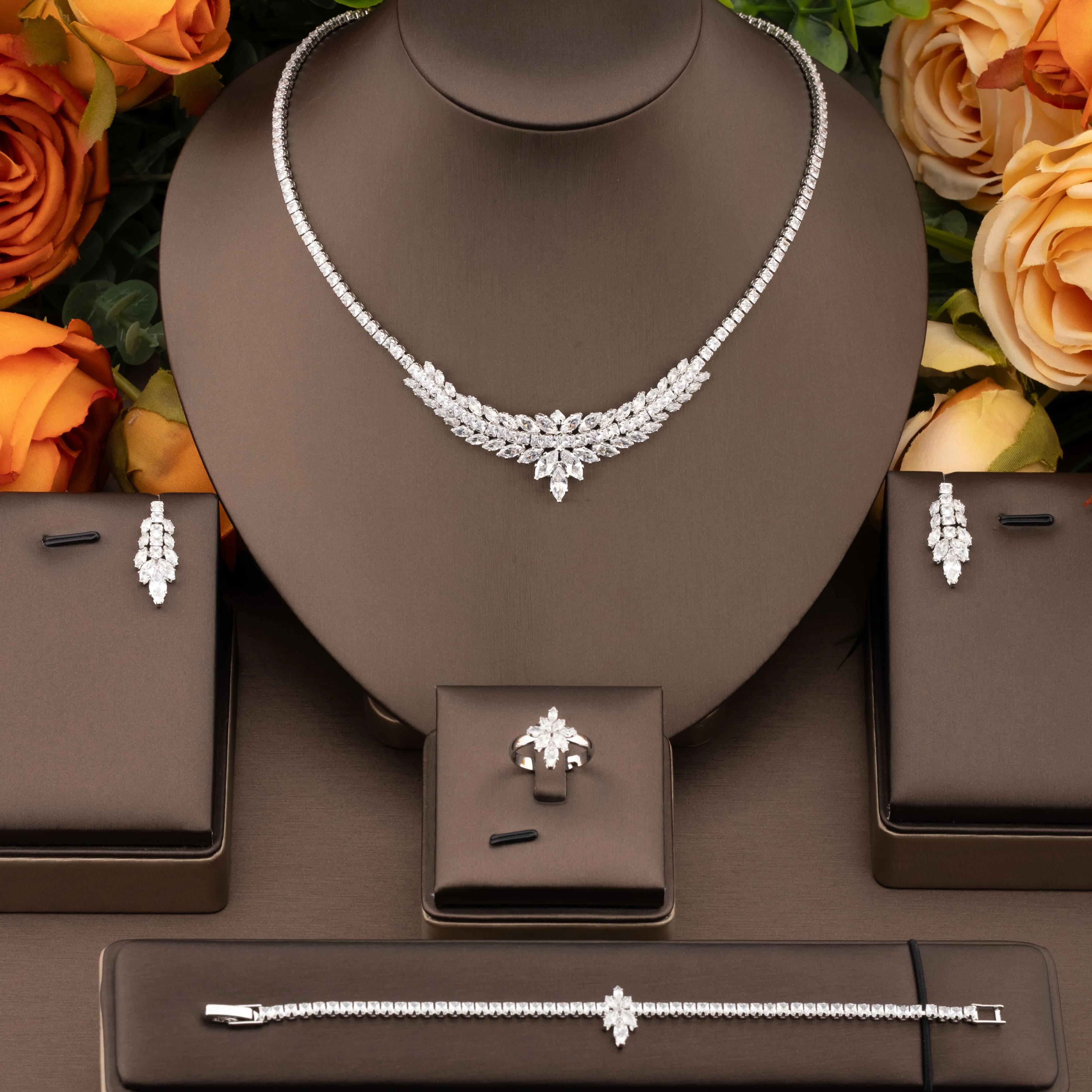 1 set di gioielli lussuosi ed eleganti con zirconi scintillanti nel design a punta di grano, adatto per l'uso quotidiano e le feste delle donne. Confezione regalo non inclusa