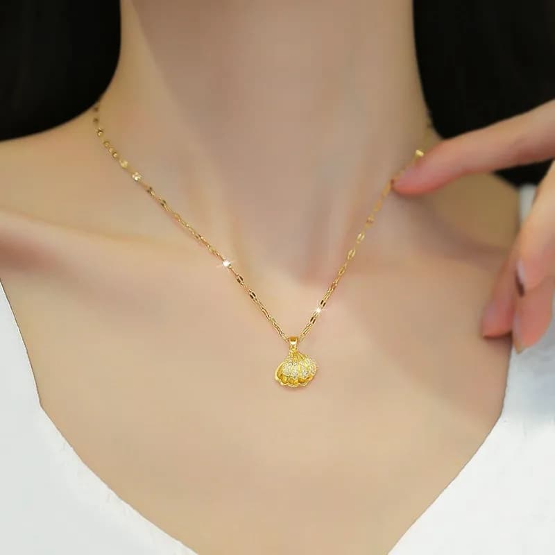 A light luxury niche style imitation pearl shell necklace femininity personalized fan pendant collarbone chain seaside vacation photo matching highlights elegant temperament women's trend accessories