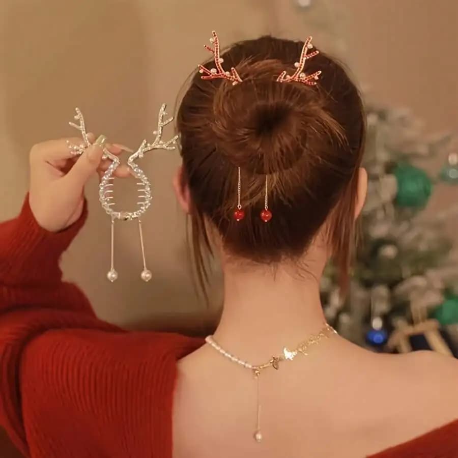 Single Elegant Reindeer Antler Hair Clip With A Rhinestone Round Base And Red Berry Details - D Pairs With Dresses, Jeans, A Fun And Novel Holiday Gift, Suitable For Winter Outfits