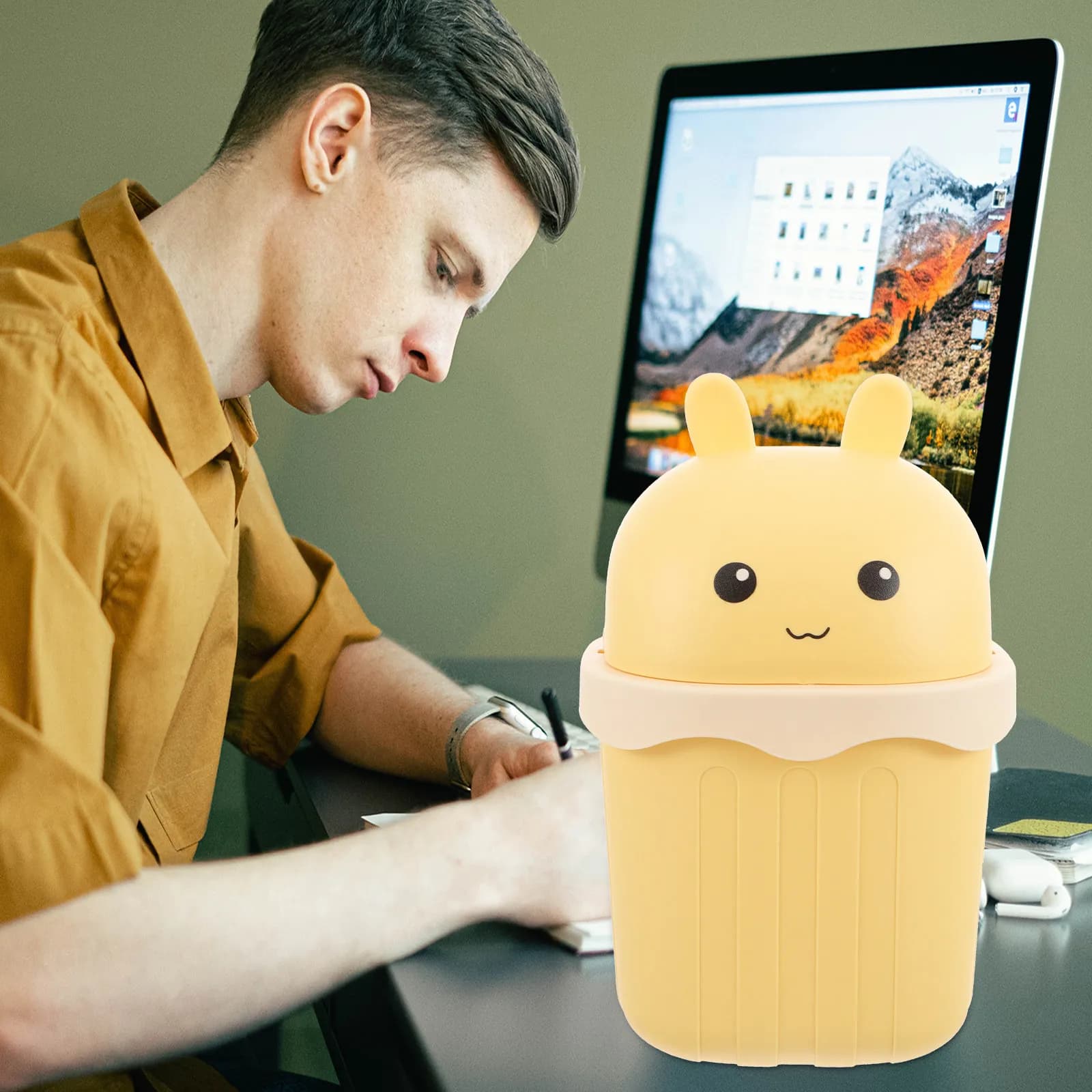 Mini Cestino da Scrivania Creativo a Forma di Cartone Animato, Contenitore per Rifiuti in Plastica, Piccolo Bidone della Spazzatura con Coperchio
