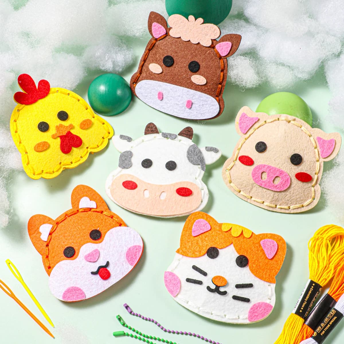 Kit da cucito per animali da fattoria fai da te da 6 pezzi; Kit da cucito a mano per principianti; Simpatico ciondolo per borsa da scuola con animali da cartone animato, mucca, cavallo, pollo; Nascita