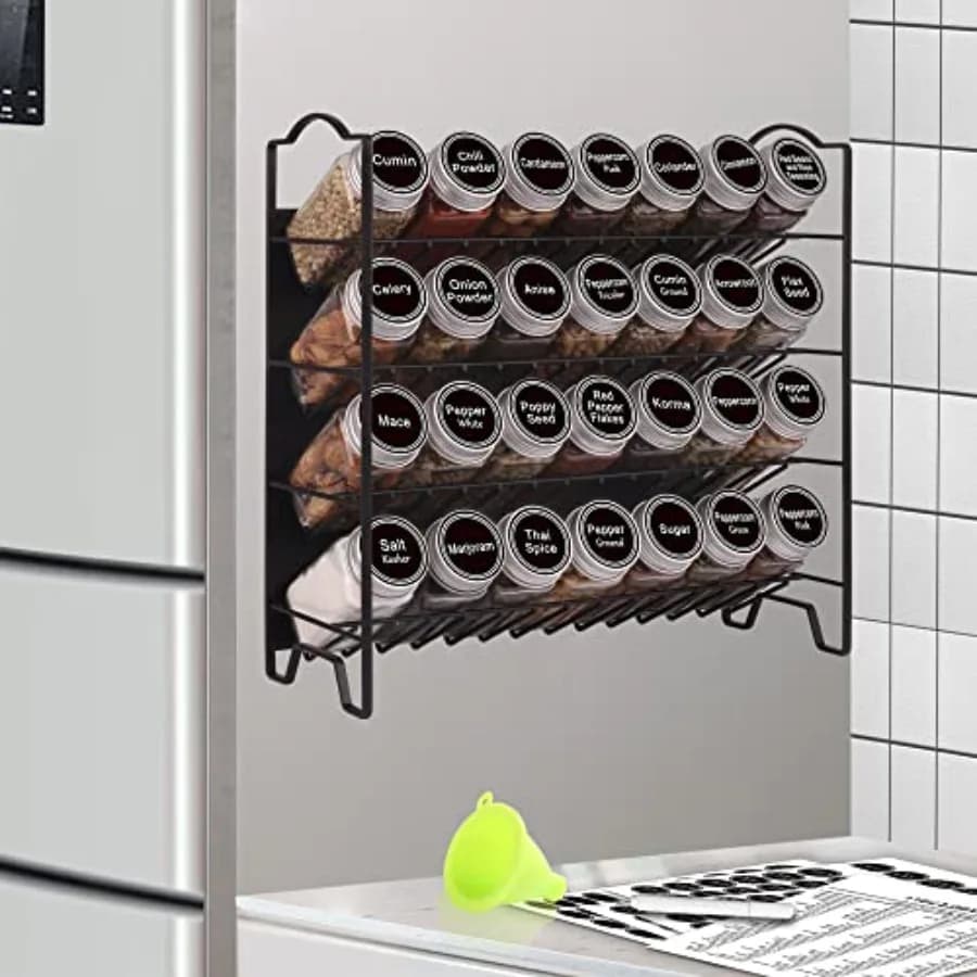 Organizzatore Magnetico per Spezie con 28 Barattoli in Vetro, 396 Etichette per Spezie, Pennarello e Set Imbuto per Frigorifero in Metallo