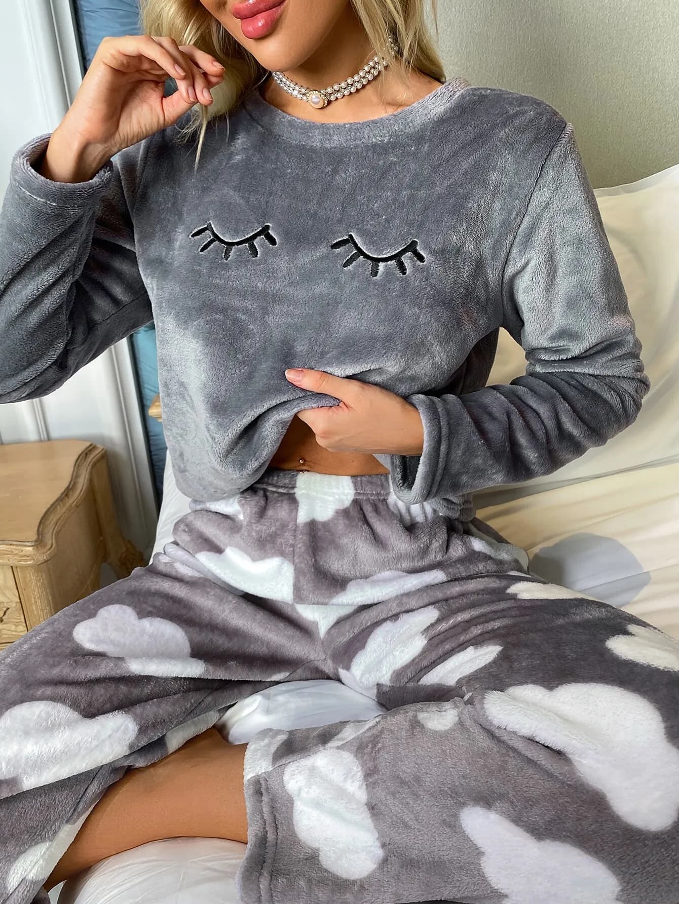 Set Pigiama a Maniche Lunghe con Ricamo di Ciglia Soffici per Donne, Comodo Abbigliamento da Notte Invernale con Stampa di Nuvole