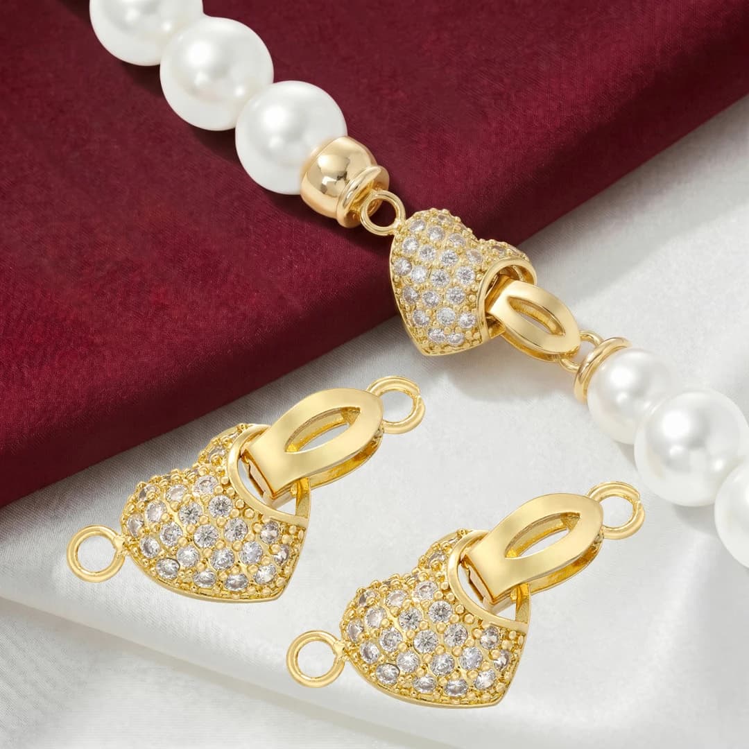 Connettore a doppio foro placcato oro 18 carati con ciondoli a cuore in zircone per collane, bracciali, forniture e componenti per la creazione di gioielli fai da te