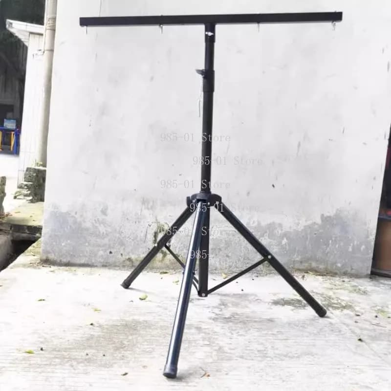 Supporto treppiede regolabile in altezza da 4,5 m con barra a T superiore, utilizzato per supporto luci da palco e illuminazione.