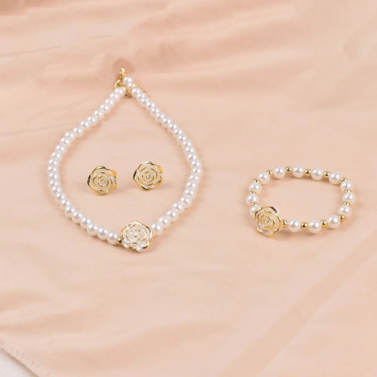Set of 4 pieces of necklace, earrings and bracelet with fake pearls for women, luxurious and fashionable, suitable for banquets and weddings