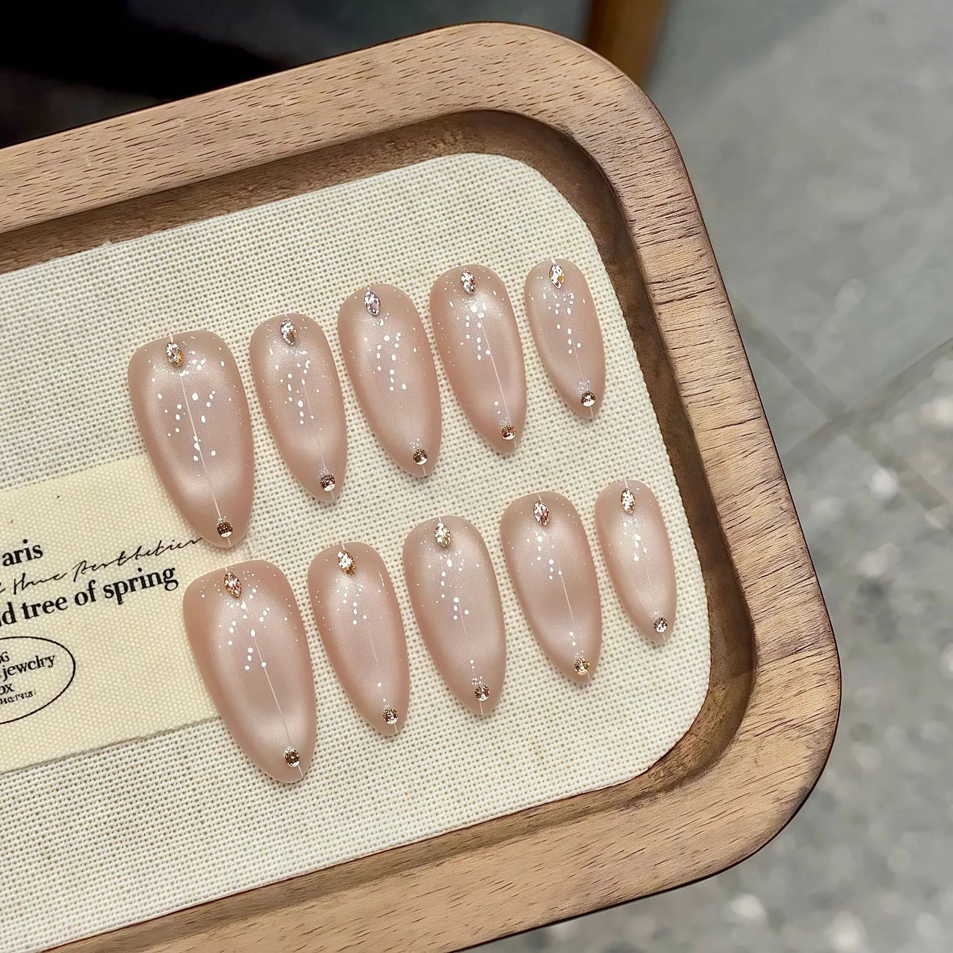 Stampa nuda fatta a mano sulle unghie Cateye Mandorla Design semplice Indossabile Acrilico Unghie finte Manicure Copertura completa Punte per unghie Nail Art