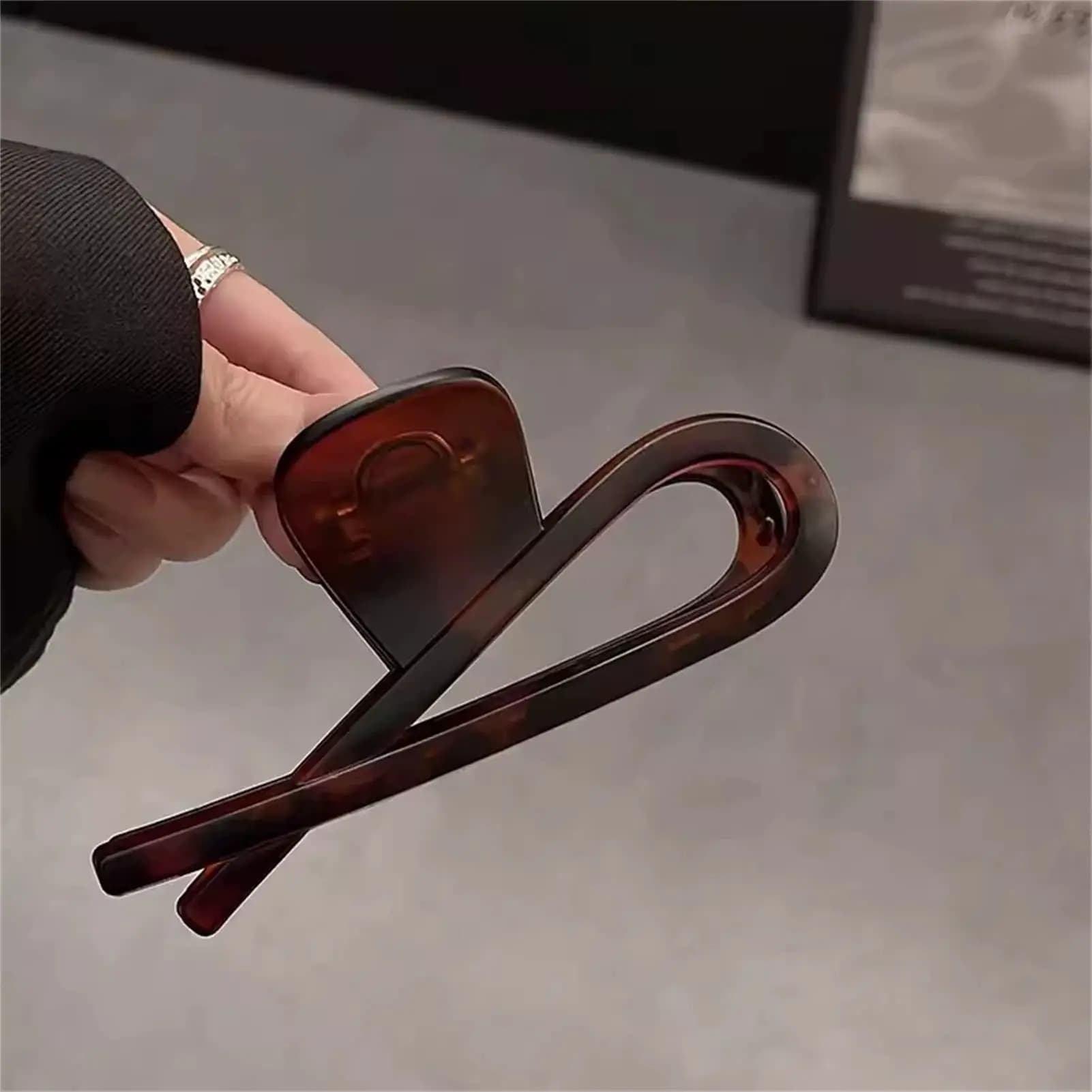 Large Acrylic Shark Clip for Women Retro Hair Accessories for Everyday Use