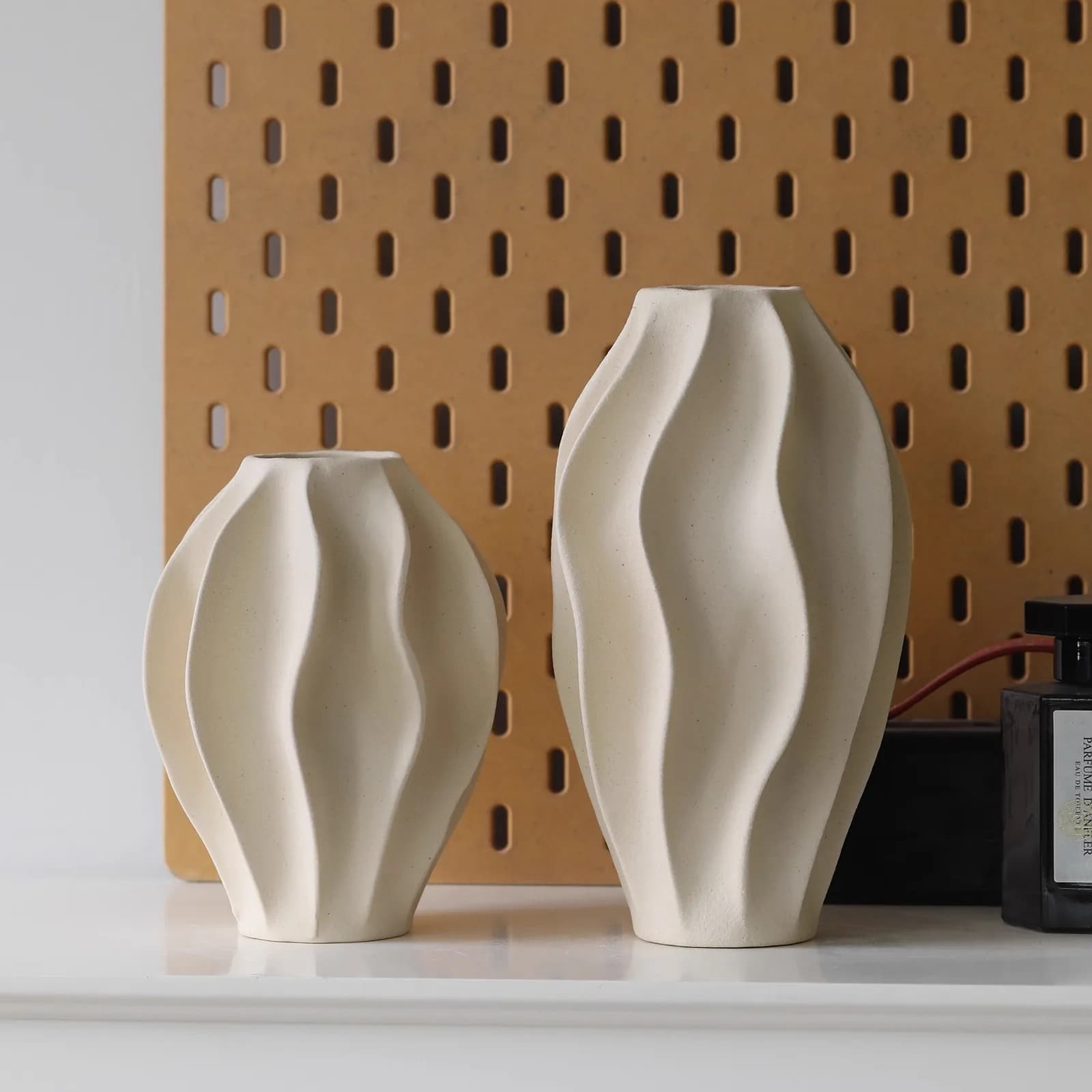 Vaso in ceramica beige con un tocco di fascia alta e un'onda di lusso leggera, decorato con fiori di pesco Yang
