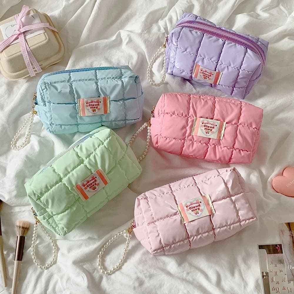 Fashionable and colorful cosmetic bag, simple and monocoloured, for teenage students and girls, looking high quality and large.