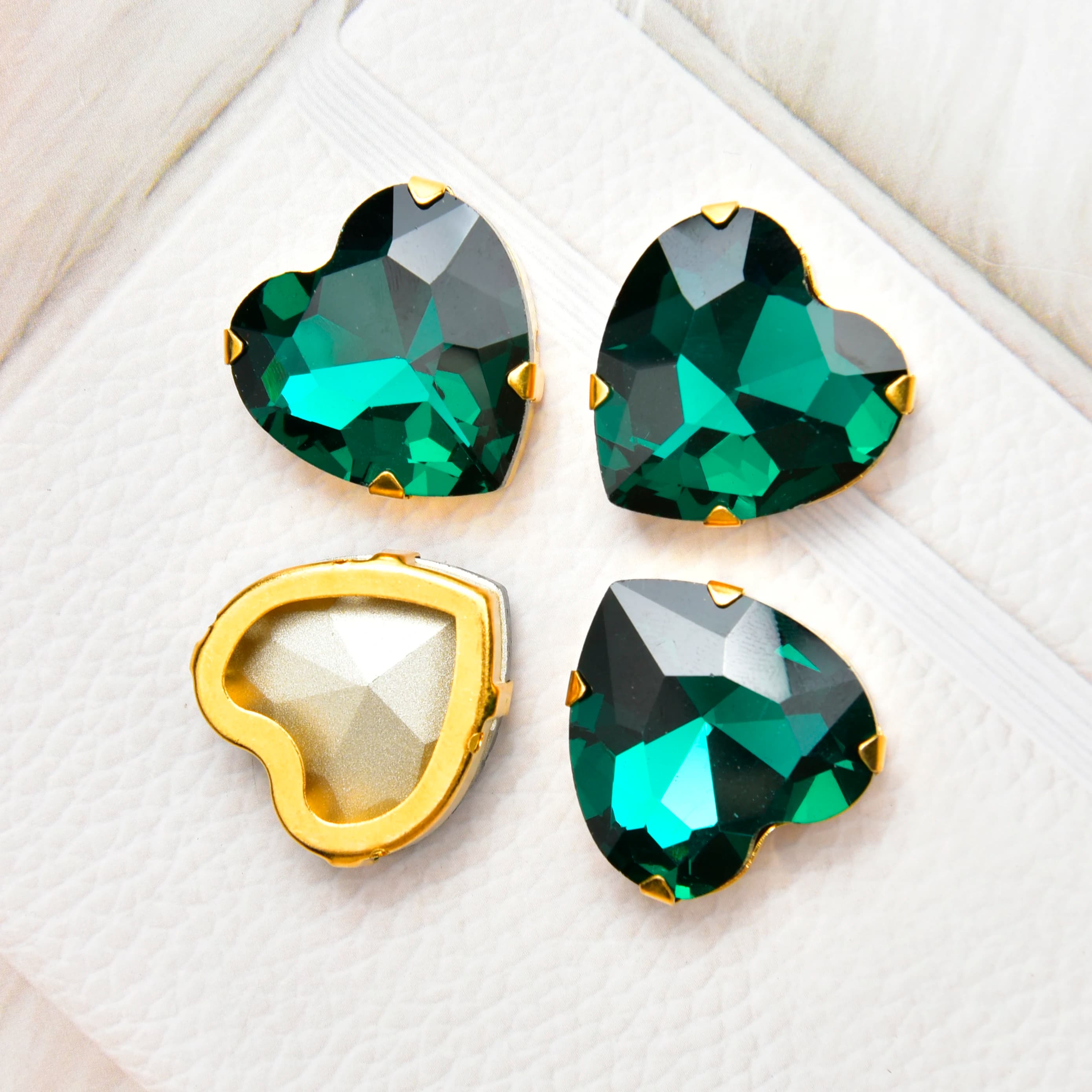5 Pezzi/Busta Cristalli K9 a Cuore da 27mm con Strass da Cucire e Fori a Griffe Dorate, Pietre da Cucire per Scarpe e Accessori di Abbigliamento