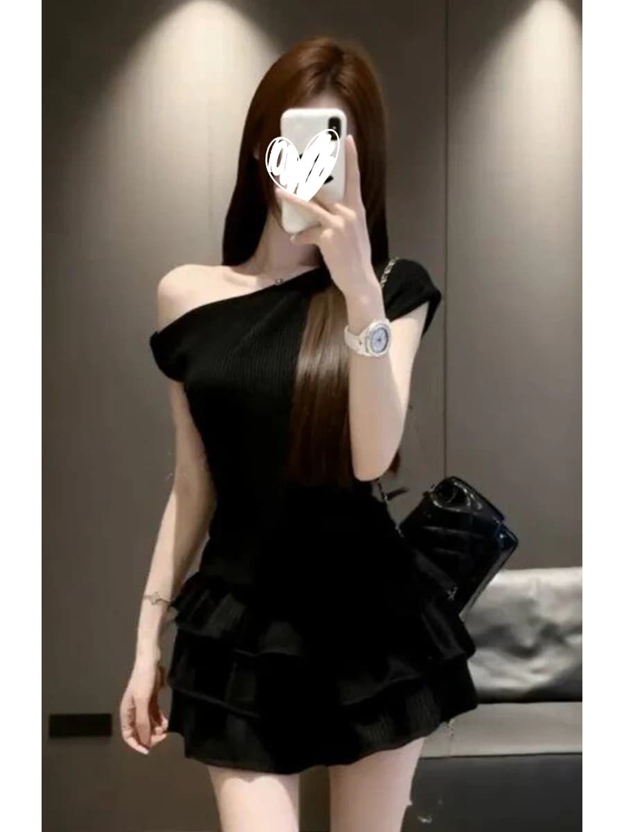 Completo due pezzi da donna stile coreano: top a maniche corte con spalle scoperte e gonna a balze, nuovo per l'estate 2026, casual e traspirante
