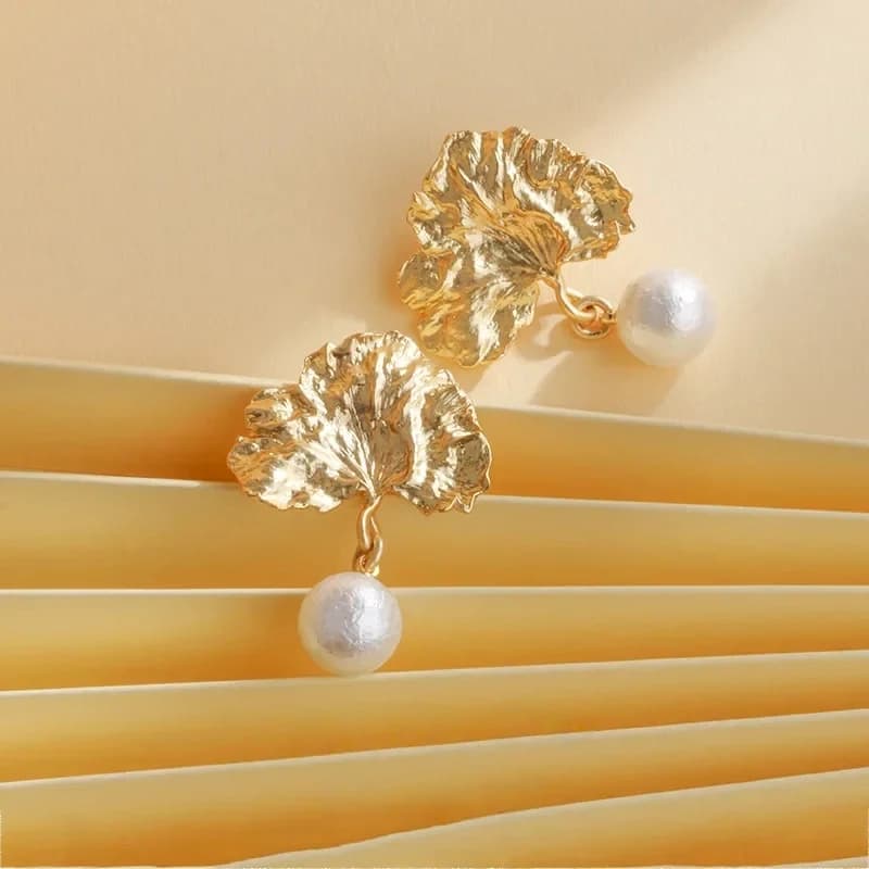 YISON Nuovi eleganti orecchini in argento con foglia piegata di perle per le donne Sentimenti di fascia alta Orecchino con foglia di ginkgo medio antico transfrontaliero