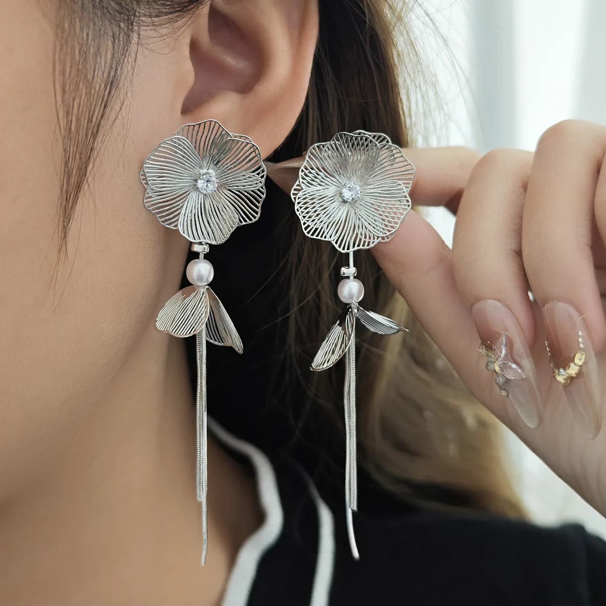 Orecchini di perle di fiori tempestati di diamanti tempestati di aghi in argento, orecchini di temperamento con frange lunghe di nicchia di lusso leggero in stile antico