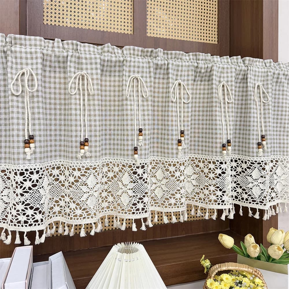 Tenda corta a quadretti, con nappe in pizzo all'uncinetto e perline in legno, passamaneria con passante per asta, decorazione per finestra cucina stile rustico