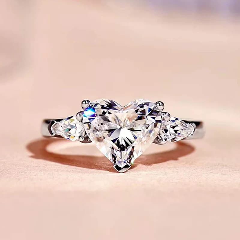 Huitan Anello con zirconi a cuore luminoso Accessori per cerimonia di fidanzamento femminile Graziosi fedi nuziali per donne Gioielli senza tempo di moda