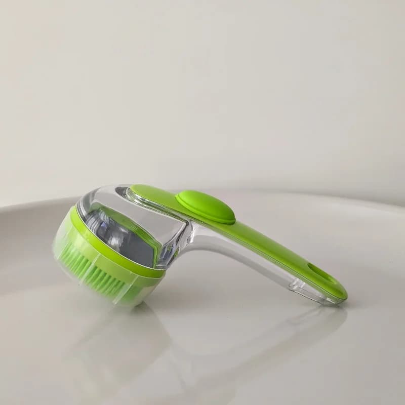Spazzola da doccia per animali domestici con manico lungo con dispenser di sapone per lavare lo strumento per toelettatura a spruzzo liquido regolabile per prodotti per cani e gatti